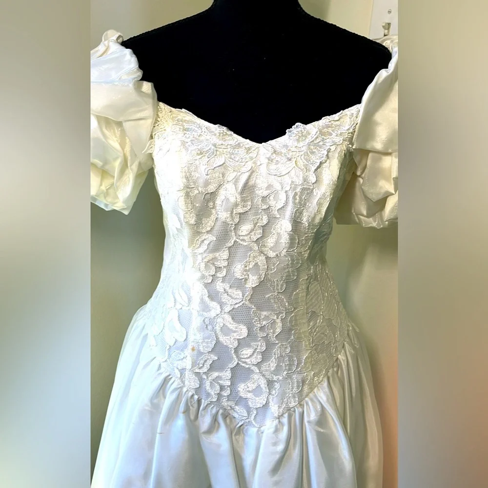 Size 11 Wedding Dress, Tea Length, gorgeous lace bodice & sweetheart neckline - Picture 1 of 7